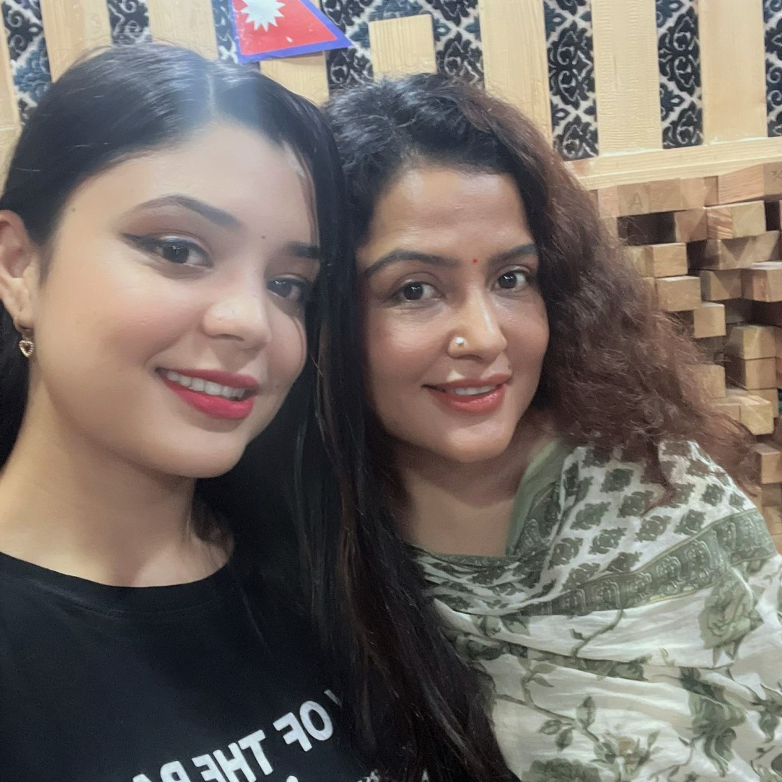 रेखा थापाको 'उपहार'मा समीक्षाको स्वर, गीत रेकर्डपछि के भनिन् समीक्षाले?